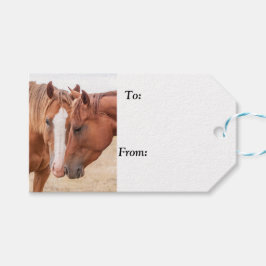 牧草地で生い茂る馬 ギフトタグ