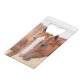 牧草地で生い茂る馬 クレジットカード栓抜き (正面アングル)