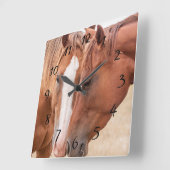 牧草地で生い茂る馬 スクエア壁時計 (傾斜)