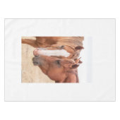 牧草地で生い茂る馬 テーブルクロス (正面(横))