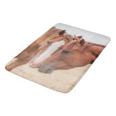 牧草地で生い茂る馬 バスマット (アングル)