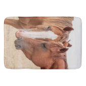 牧草地で生い茂る馬 バスマット (正面)