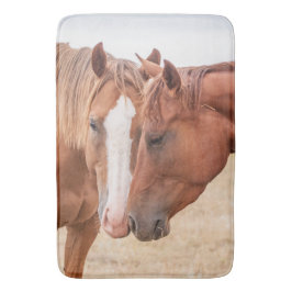 牧草地で生い茂る馬 バスマット