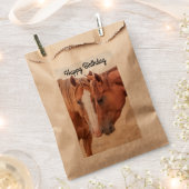 牧草地で生い茂る馬 フェイバーバッグ (クリップ留めされた状態)