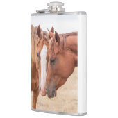 牧草地で生い茂る馬 フラスク (左)