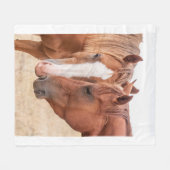 牧草地で生い茂る馬 フリースブランケット (正面(横))