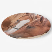 牧草地で生い茂る馬 ペーパープレート (アングル)