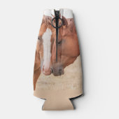 牧草地で生い茂る馬 ボトルクーラー (裏面)