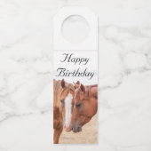 牧草地で生い茂る馬 ボトルネックタグ (正面)