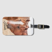 牧草地で生い茂る馬 ラゲッジタグ (正面横)