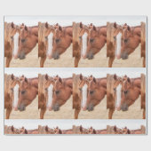 牧草地で生い茂る馬 ラッピングペーパー (フラット)