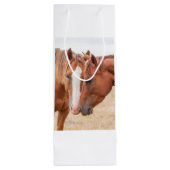 牧草地で生い茂る馬 ワインギフトバッグ (裏面)