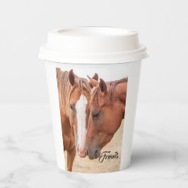 牧草地で生い茂る馬 紙コップ