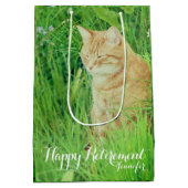 牧草地で眠るジンジャネコ ミディアムペーパーバッグ (裏面)