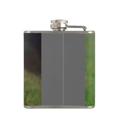 牧草地で跳んでいるおもしろいなヤギのベビーの白いヤギ フラスク (裏面)