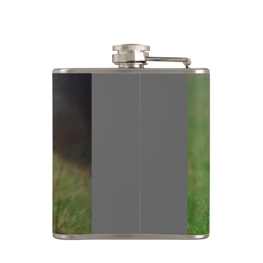 牧草地で跳んでいるおもしろいなヤギのベビーの白いヤギ フラスク (裏面)