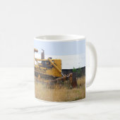 牧草地で駐車される古く黄色いブルドーザー コーヒーマグカップ (正面右)