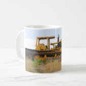 牧草地で駐車される古く黄色いブルドーザー コーヒーマグカップ (正面左)