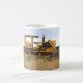 牧草地で駐車される古く黄色いブルドーザー コーヒーマグカップ (中央)