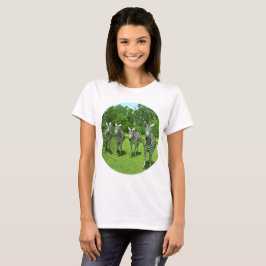 牧草地に立つ4頭のシマウマ Tシャツ