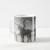 牧草地に2頭の馬、穏やかな雪 コーヒーマグカップ (正面左)