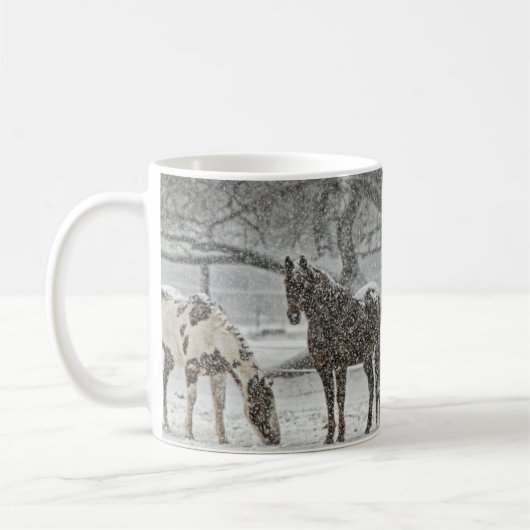 牧草地に2頭の馬、穏やかな雪 コーヒーマグカップ (左)
