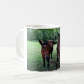 牧草地のダークブラウンの馬 コーヒーマグカップ (正面左)