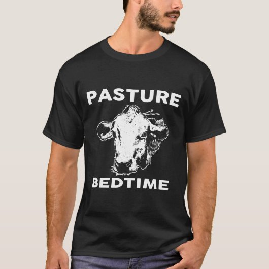 牧草地の就寝時間の牛 V2 Tシャツ (正面)