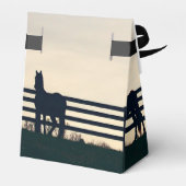 牧草地の柵で馬 フェイバーボックス (裏面サイド)