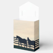 牧草地の柵で馬 フェイバーボックス (オープン)