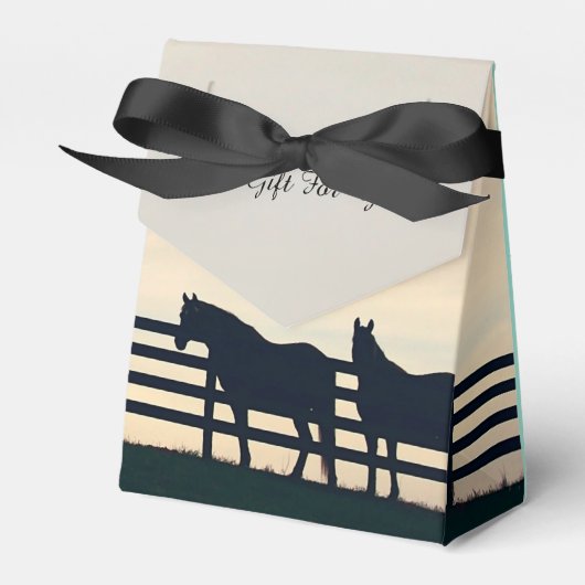 牧草地の柵で馬 フェイバーボックス (正面サイド)