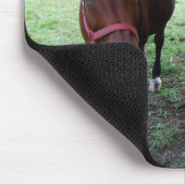 牧草地の濃い茶色の馬 マウスパッド (コーナー)