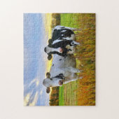 牧草地の牛のペア ジグソーパズル (縦)