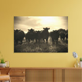 牧草地の牛 – Sepia Tone キャンバスプリント (インサイチュ (リビング))