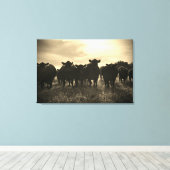 牧草地の牛 – Sepia Tone キャンバスプリント (インサイチュ (ウッドフロア))