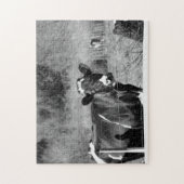 牧草地の白と黒の好奇心のホルスタイン牛 ジグソーパズル (縦)