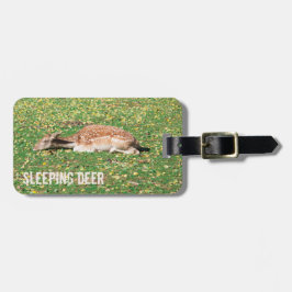 牧草地の秋に冬眠する鹿 ラゲッジタグ