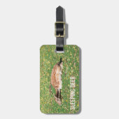 牧草地の秋に冬眠する鹿 ラゲッジタグ (正面縦)