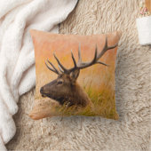 牧草地の草の中で休むエルク（エゾウ） クッション (ブランケット)