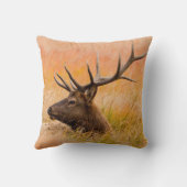 牧草地の草の中で休むエルク（エゾウ） クッション (裏面)