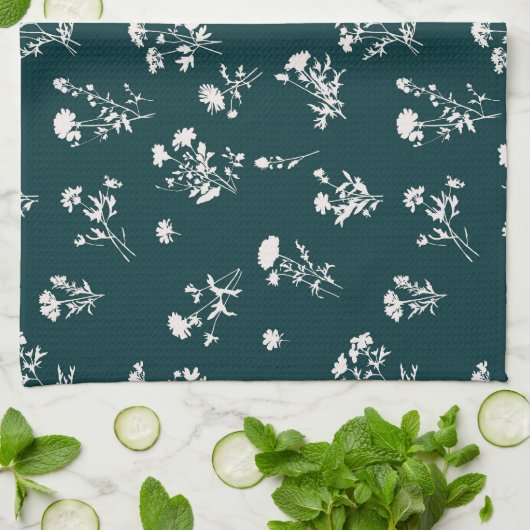 牧草地の野生の花の繊細なパターン – ティール(緑がかった色) キッチンタオル (折り畳み)