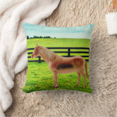 牧草地の馬 クッション (ブランケット)