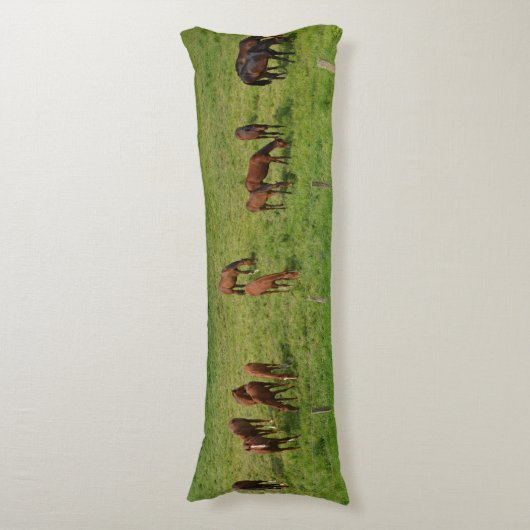 牧草地の馬 ボディピロー (正面縦)