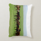 牧草地の馬 – 風景写真 アクセントクッション (裏面(縦))