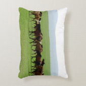 牧草地の馬 – 風景写真 アクセントクッション (正面(垂直))