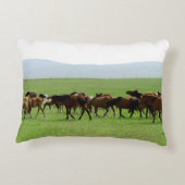 牧草地の馬 – 風景写真 アクセントクッション (裏面)