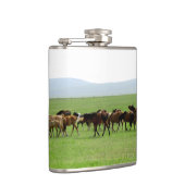 牧草地の馬 – 風景写真 フラスク (右)