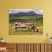 牧草地離れの中の歴史的な馬車 キャンバスプリント (インサイチュ (リビング))