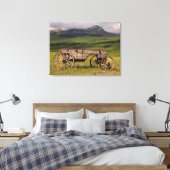 牧草地離れの中の歴史的な馬車 キャンバスプリント (インサイチュ (寝室))