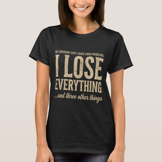物を失くすのが得意な妻のユーモアTシャツ Tシャツ (正面)